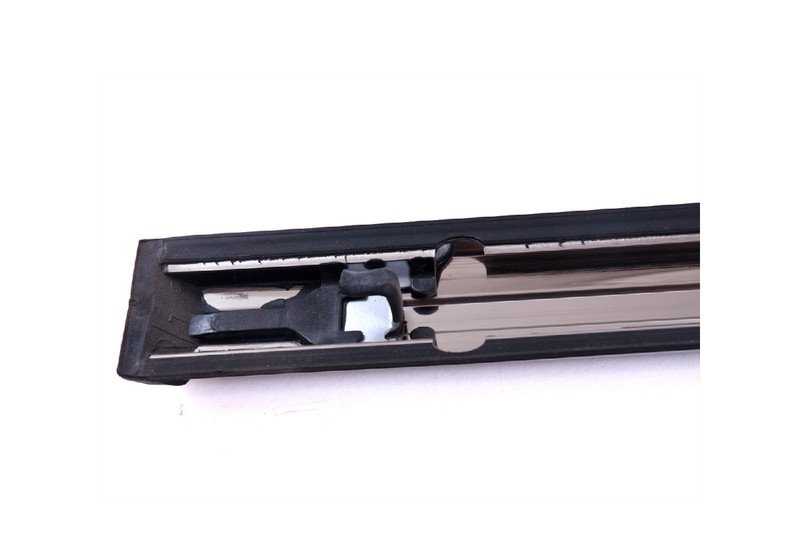 Moldura protector puerta delantera izquierda OEM 51131848303 para BMW E23. Original BMW.