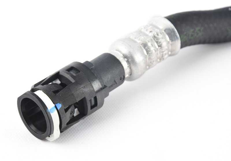 Tubo de retorno de refrigerante OEM 32416792490 para BMW X5 {E70,F15} con motor N55. Compatible con xDrive35i y xDrive40i. Original BMW.