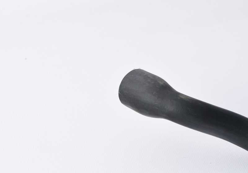Tuyau d'eau OEM 11531721711 pour BMW E36. Il mène le réfrigérant dans le système de refroidissement. BMW d'origine.