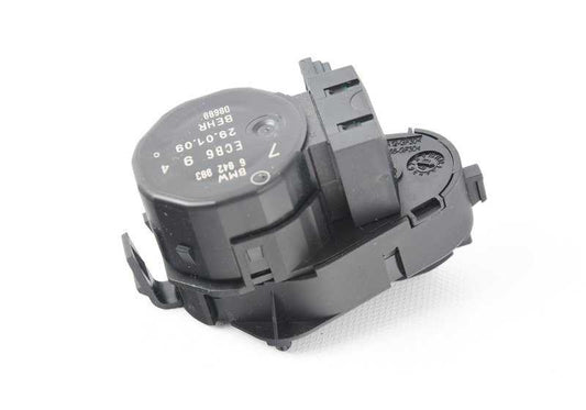 Servoaccionador trampilla bajos izquierdo OEM 64116942993 para BMW Serie 5 E60, E61, Serie 6 E63, E64... y más. Original BMW.