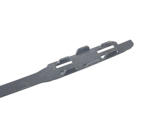 Soporte fijación moldura trasera derecha OEM 51127358076 para BMW F32 418d, 418i, 420d. Original BMW.