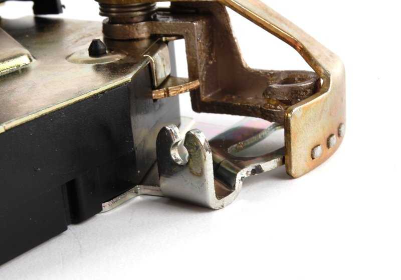 Cierre de puerta delantero derecho OEM 51218235104 para BMW E39 520d, 520i (todos los motores y transmisiones compatibles). Original BMW.