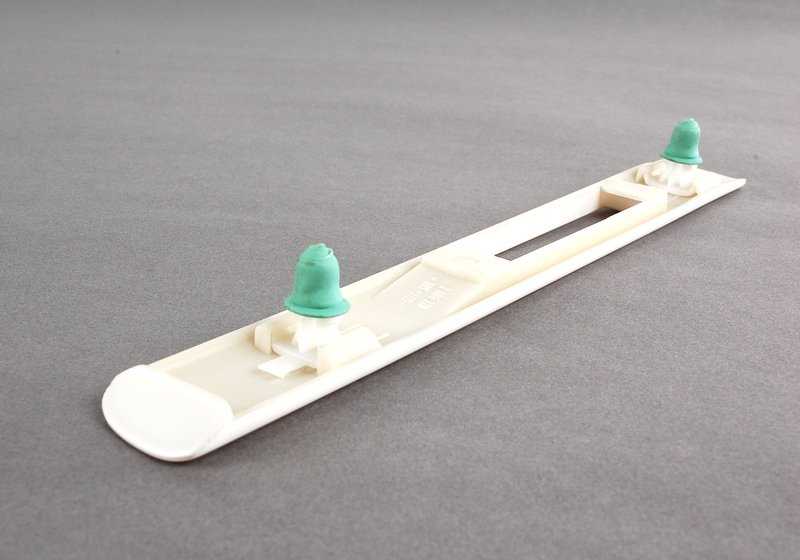 Moldura lateral delantera derecha imprimada OEM 51137893678 para BMW E46. Original BMW.