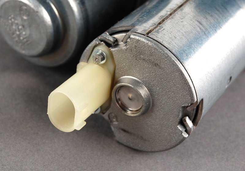Válvula de agua con bomba adicional OEM 64118369807 para BMW E46, X3 E83, Z3 E36... y más. Original BMW.