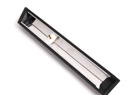 Moldura lateral delantera derecha OEM 51131904454 para BMW E24 628CSi, 635CSi {todos los modelos compatibles}. Original BMW.