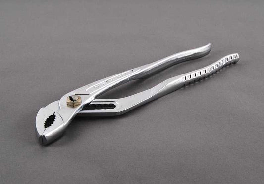 OEM water pump pump 71111103091 for BMW E21, E30, E12, E28, E24, E23. Original BMW tool included in serial tools kits.