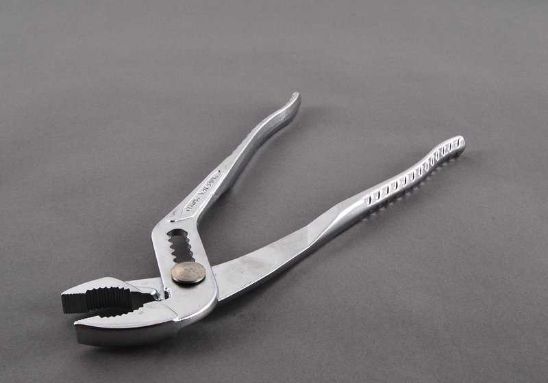 Alicate bomba de agua OEM 71111103091 para BMW E21, E30, E12, E28, E24, E23. Herramienta original BMW incluida en kits de herramientas de serie.