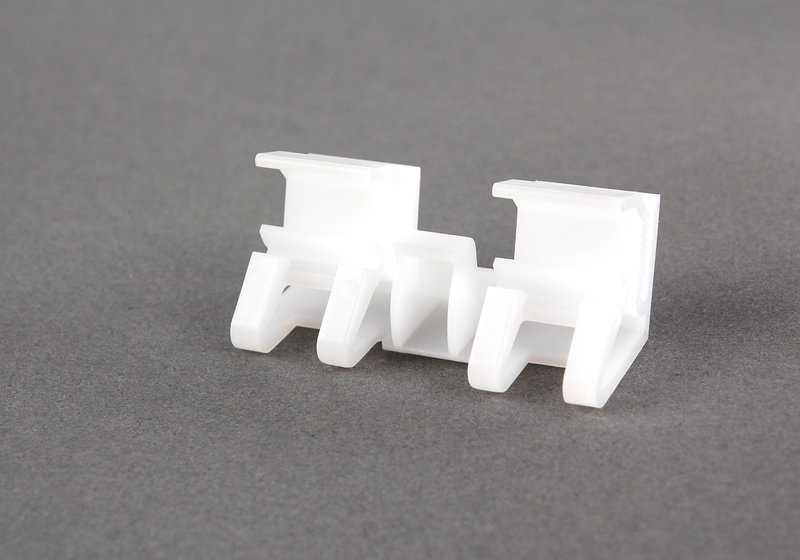 Clip de sujeción OEM 51317046633 para MINI R50, R52, R53. Pieza original MINI para fijación de molduras exteriores y embellecedores. Compatible con todos los modelos indicados.