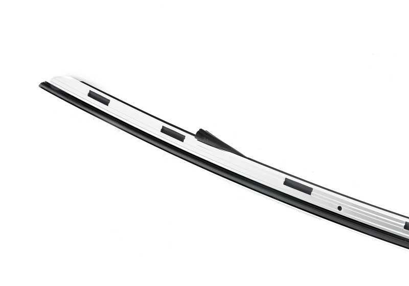 Moldura cromada lateral izquierda OEM 51337310225 para BMW F36 (418d). Original BMW.