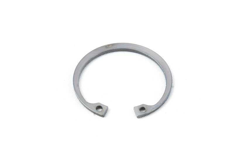 Anillo de retención OEM 07119905077 para BMW Motorrad modelos E21, E12, E24, E23. Compatible con varias piezas como carcasa generador, bomba dirección, brazo suspensión. Original BMW Motorrad.