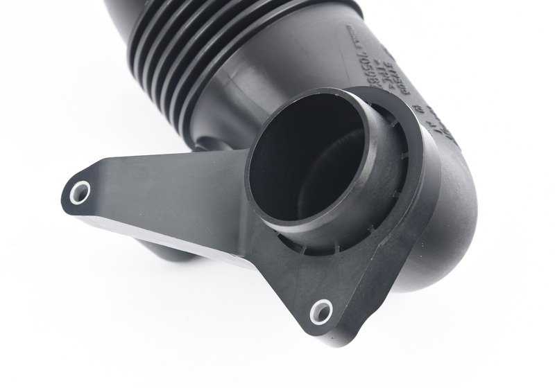 Manguito de admisión de aire OEM 13717848381 para BMW X5 F85 y X6 F86. Conduce aire limpio al motor y garantiza un rendimiento óptimo. Original BMW.