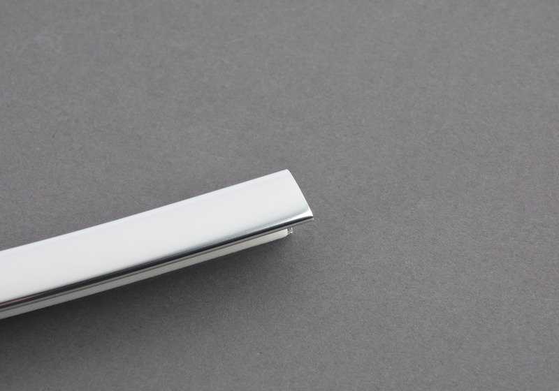 Modanatura decorativa della grondaia del tetto sinistra OEM 51138125475 per BMW Serie 7 E38. BMW originale.