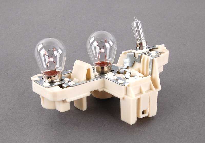 Portalámpara luz trasera tapa maletero OEM 63217183842 para BMW Serie 3 E90. Original BMW.