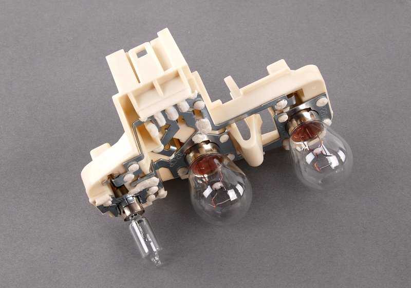 Portalámpara luz trasera tapa maletero OEM 63217183842 para BMW Serie 3 E90. Original BMW.