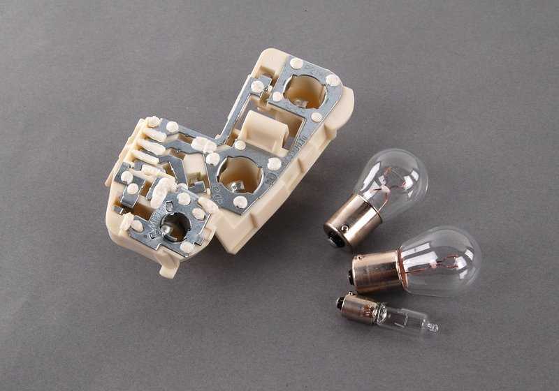 Portalámpara luz trasera tapa maletero OEM 63217183842 para BMW Serie 3 E90. Original BMW.