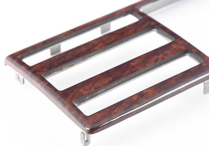 Holzformung für den BREID -Monitor für BMW E39 (OEM 51168386923). Original BMW.