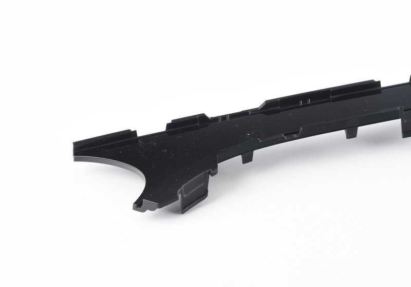 Embellecedor trasero parachoques OEM 51127377166 para BMW G11 y G12 (725d, 730d, 730d xDrive, 730i, 740d xDrive). Compatible con modelos fabricados entre 2015 y 2019. Original BMW.