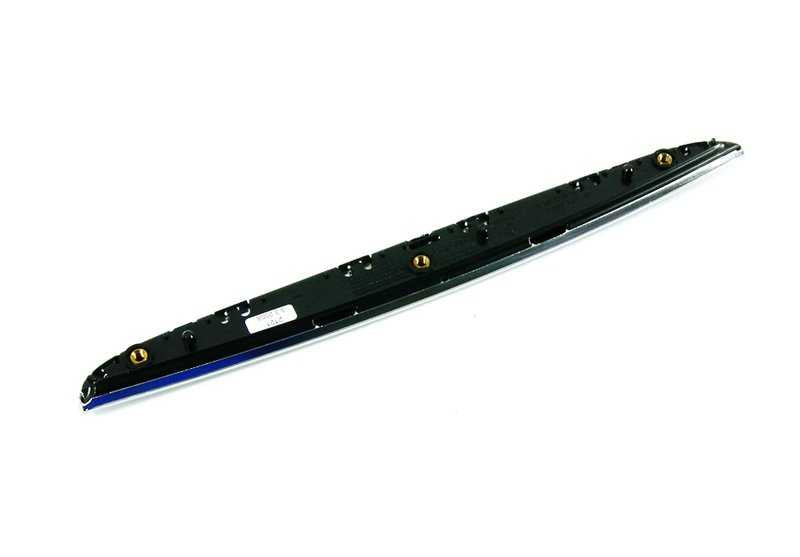 Embellecedor derecho del capó delantero OEM 51137117242 para BMW E90 y E91. Original BMW.