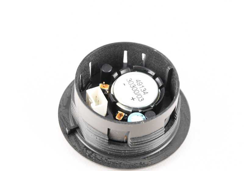 Altavoz agudo OEM 65138361503 para BMW E36. Repuesto original BMW. Ideal para mejorar el sonido de agudos en el sistema estéreo o HiFi. Color gris arena.