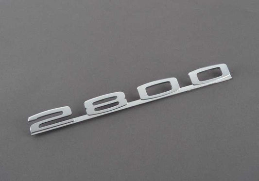 Emblema "2800" OEM 51141803550 para BMW E3, E9, E12, E23, E24, E26, E28, E30, E32, E34, E38, E39, E46, E31, E53, Z1, Z3. Original BMW.