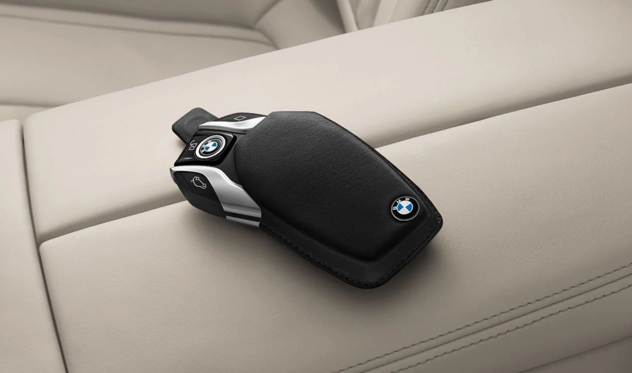 Funda de piel para llave Display OEM 82292365436 para BMW G20, G21, G28, G80, G81, G22, G23, G26, G82, G83, F90, G30, G31, G32, G11, G12, F91, F92, F93, G14, G15, G16, G01, F97, G02, F98, G05, F95, G18, G06, F96, G07, I12. Original BMW.