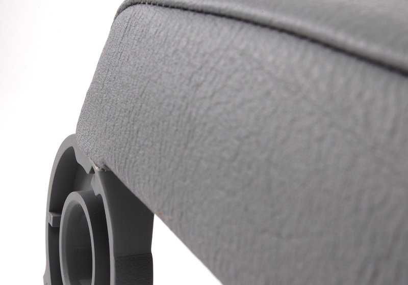 Reposabrazos superior en símil cuero gris OEM 51168248547 para BMW E46. Pieza original BMW. Ideal si tu apoyabrazos está desgastado o quieres renovar el interior de tu coche.
