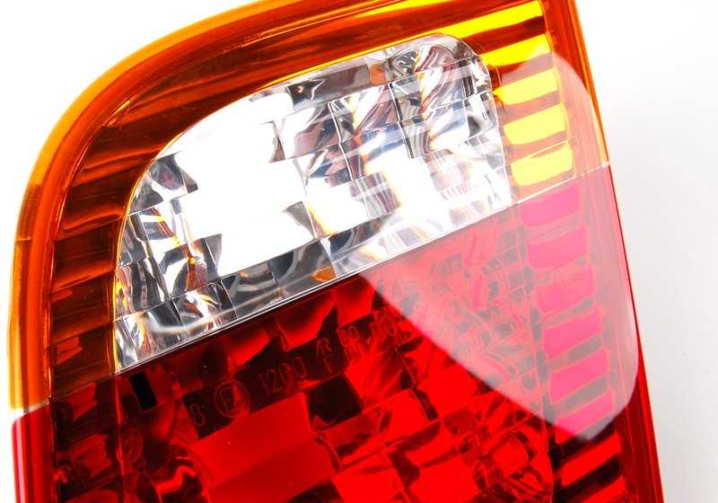 Piloto traseiro direito OEM 63216907946 para BMW E46 {316i AL11, AL12, AL21, AL22, AL51, AL55, AN72, AN82, AY11, AY15}. BMW original.