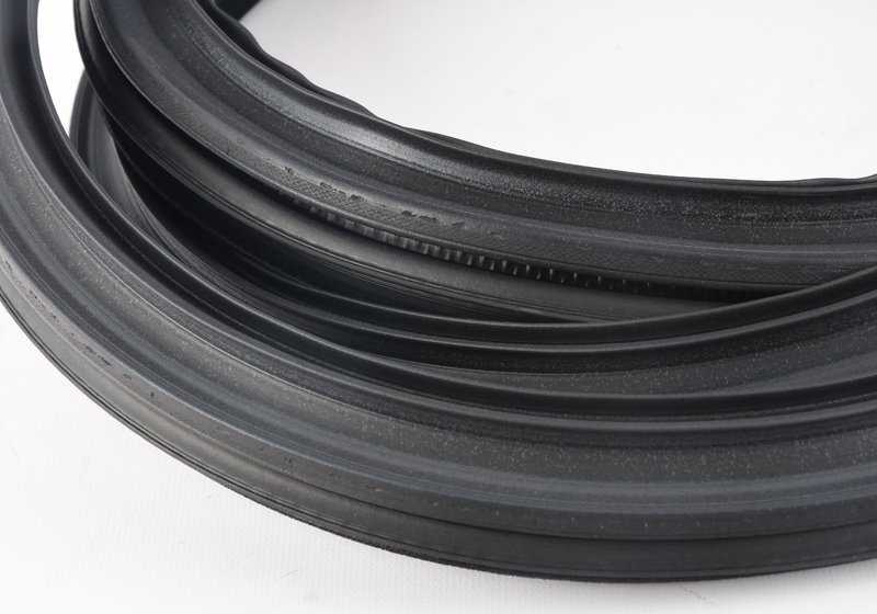 Junta de puerta trasera izquierda OEM 51727409191 para BMW F36 y F36N. Original BMW.
