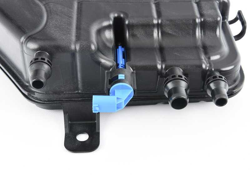 Radiator expansion tank OEM 17138610819 for BMW 5 Series (F07, F10, F11), 6 Series (F06, F12, F13) and 7 Series (F01, F02). Original BMW.