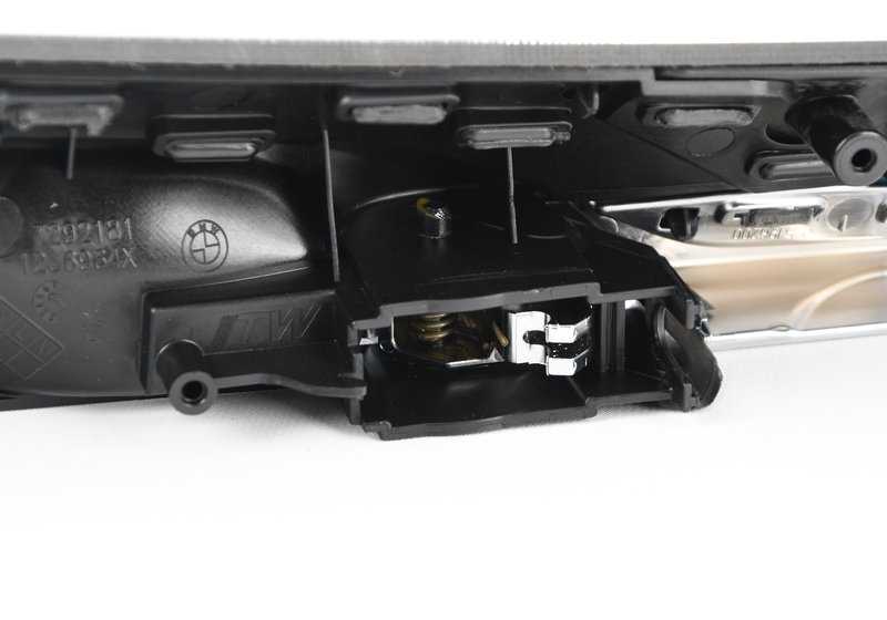 Moldagem esquerda OEM 51418063911 para BMW F15, F85, F16. BMW original.