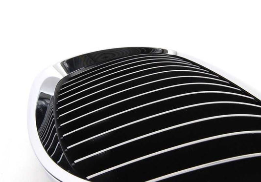 Rejilla decorativa cromada izquierda OEM 51137157277 para BMW E90, E92, E93 (incluye versiones M3). Original BMW.