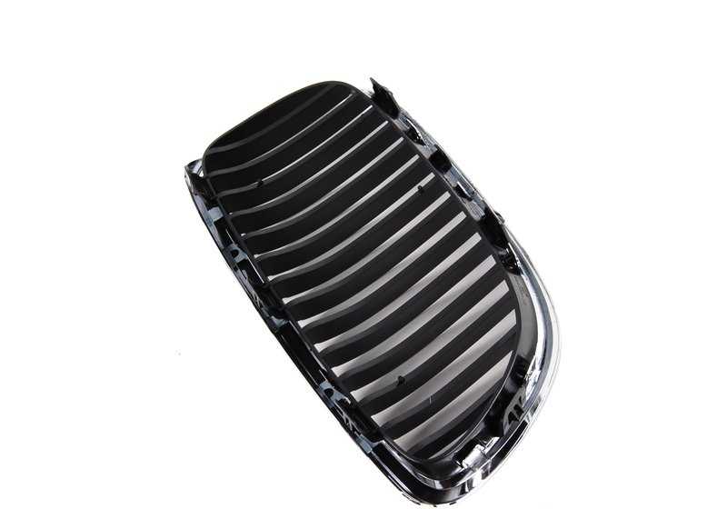 Rejilla decorativa cromada izquierda OEM 51137157277 para BMW E90, E92, E93 (incluye versiones M3). Original BMW.