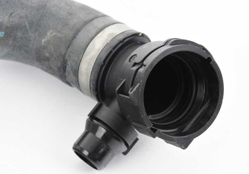 Manguera de refrigerante motor OEM 17128602665 para BMW G30, G11, G12, G15. Compatible con modelos M550i, 750i, 750Li, M850i xDrive. Original BMW.