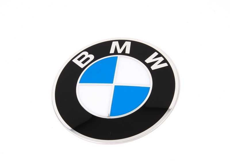Emblema BMW adhesivo 64,5mm OEM 36136767550 para BMW E81, E82, E87, E88, F20, F21, F23, E36, E46, E90, E91, E92, E93, F30, F31, F32, F33, F36, E39, E60, E61, F07, F10, F11, E63, E64, F06, F12, F13, E38, E65, E66, F01, F02, F04, E84, E53, E70, E71, E7