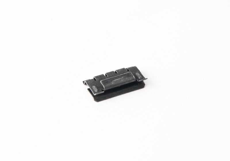 OEM Fixing Clip 51337072896 para BMW E60, E61, E70. Peça BMW original usada em molduras e juntas da porta da frente. Ideal para substituir clipes quebrados ou perdidos e garantir um fechamento correto. BMW original.