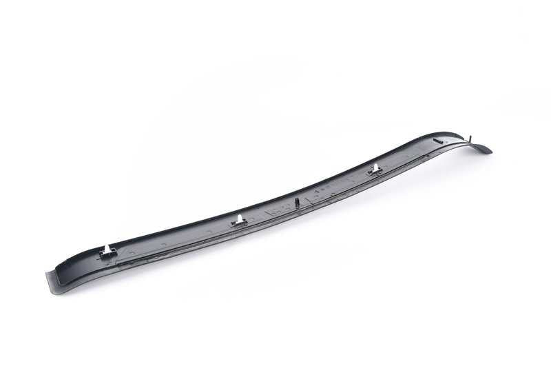 Embellecedor entrada puerta delantera derecha OEM 51472695662 para BMW E39 (todos los modelos compatibles). Original BMW.
