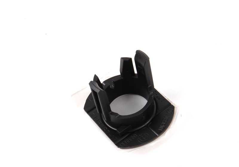 Soporte sensor de aparcamiento trasero izquierdo OEM 51127118197 para BMW E90. Compatible con modelos: 316i, 318d. Original BMW.