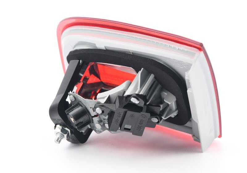 Luz trasera izquierda en tapa del maletero OEM 63217162299 para BMW Serie 3 E92 (2005–2010). Original BMW.