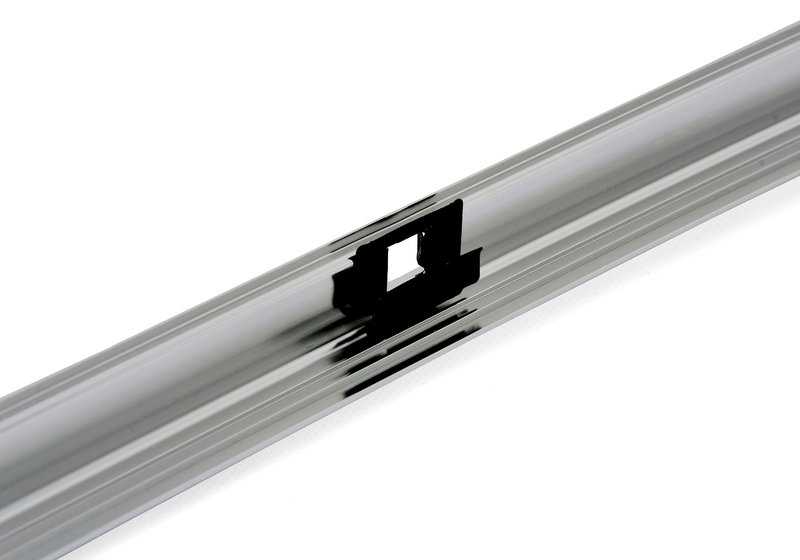 Embellecedor frontal izquierdo cromado OEM 51328185273 para BMW E39 (520d, 520i). Original BMW.