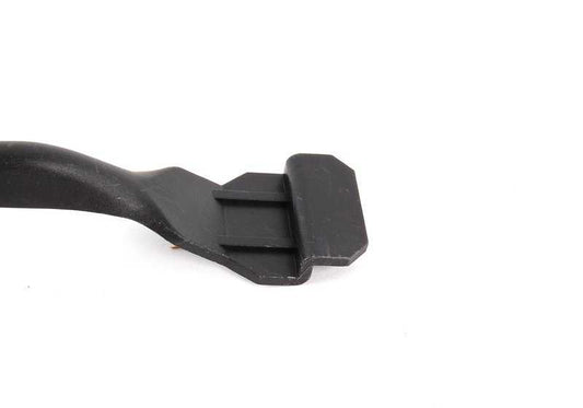 Soporte delantero de conducto de aire OEM 51718215361 para BMW E39 520d, 520i. Compatible con versiones manuales y automáticas. Original BMW.