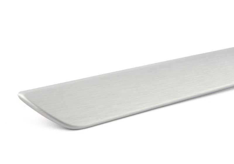 Moldura decorativa de aluminio puerta trasera derecha OEM 51428044820 para BMW E60, E60N, E61, E61N. Original BMW.