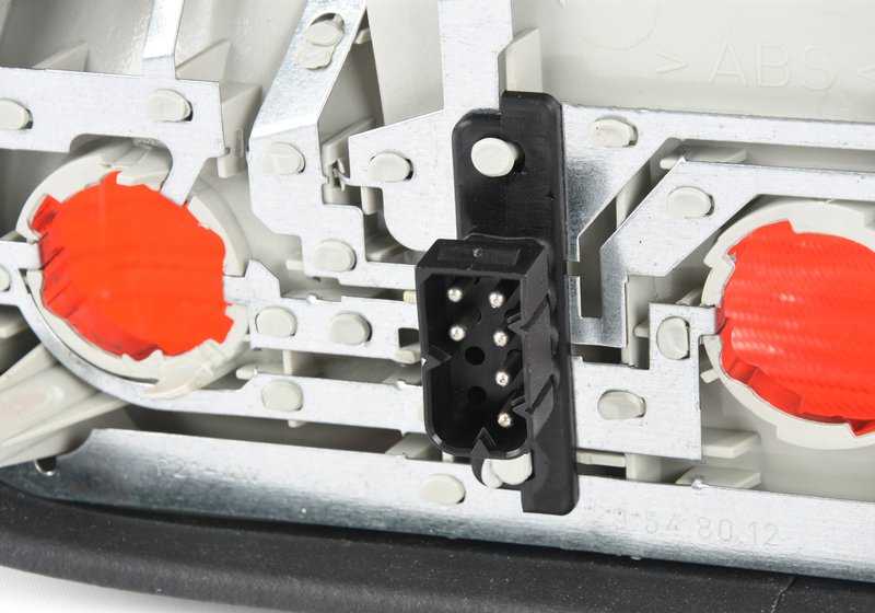 Piloto trasero derecho OEM 63218353270 para BMW E36. Original BMW.