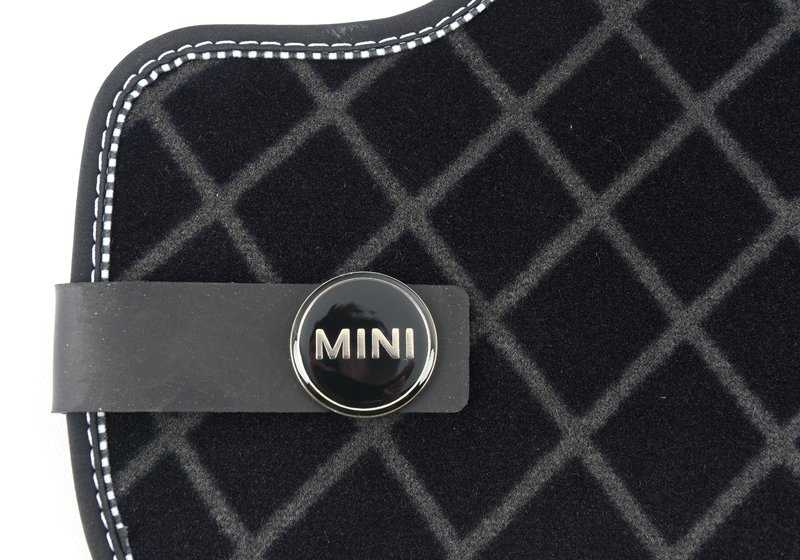 Alfombrillas traseras tejido Essential Black OEM 51472411344 para MINI Cabrio F57, F57 LCI, F67. Original MINI.