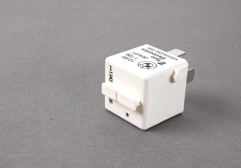 Relé blanco OEM 61361729004 para BMW E30, E36, E28, E34, E39, E32, E38, E31, Z1, Z3. Recambio eléctrico original BMW. Ideal para sistemas electrónicos y relés en motor y habitáculo.