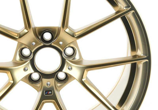 Llantas de aleación M Performance Y-Spoke 763 19" Frozen Gold OEM 36108089343 para BMW F87N. Original BMW.