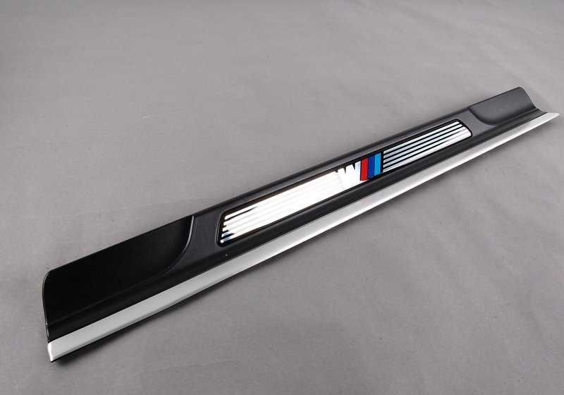 Embellecedor de entrada izquierdo OEM 51477891929 para BMW E46. Pieza original BMW. Ideal para sustituir el canto del acceso lateral del vehículo.