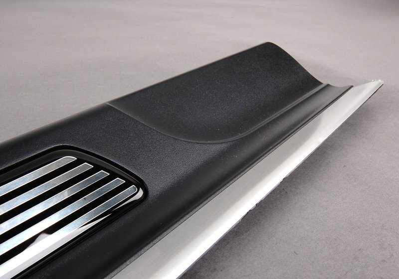 Embellecedor de entrada izquierdo OEM 51477891929 para BMW E46. Pieza original BMW. Ideal para sustituir el canto del acceso lateral del vehículo.