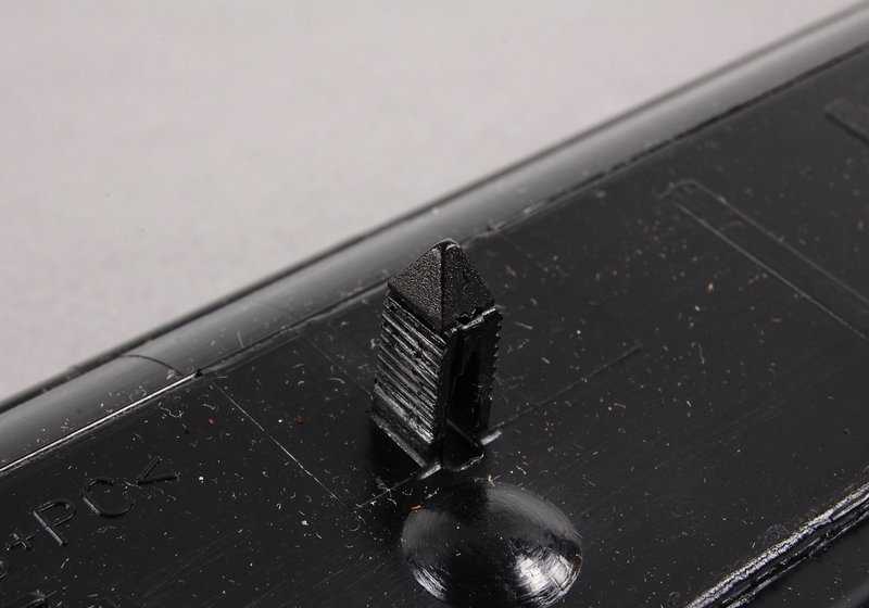 Embellecedor de entrada izquierdo OEM 51477891929 para BMW E46. Pieza original BMW. Ideal para sustituir el canto del acceso lateral del vehículo.