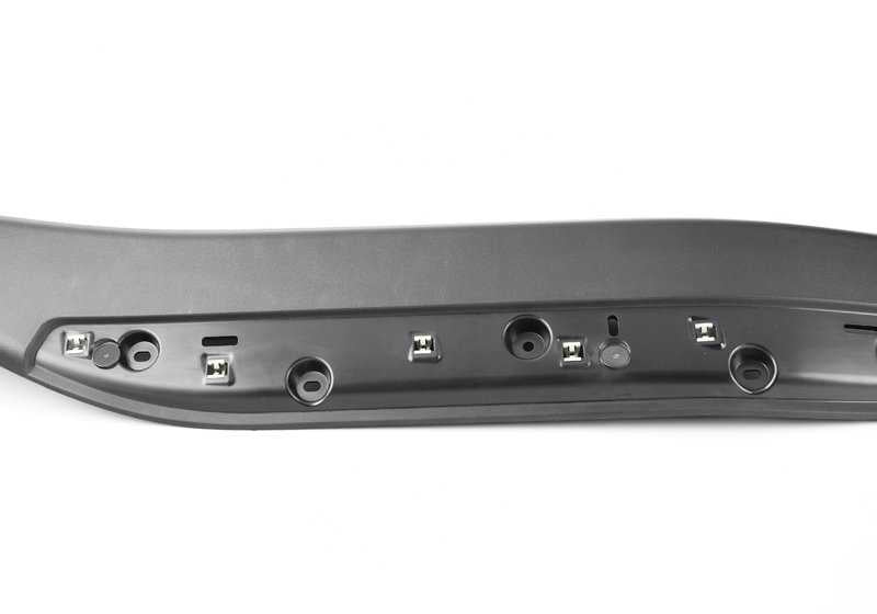 Embellecedor derecho de entrada OEM 51477314938 para BMW I12, I12N, I15. Original BMW.