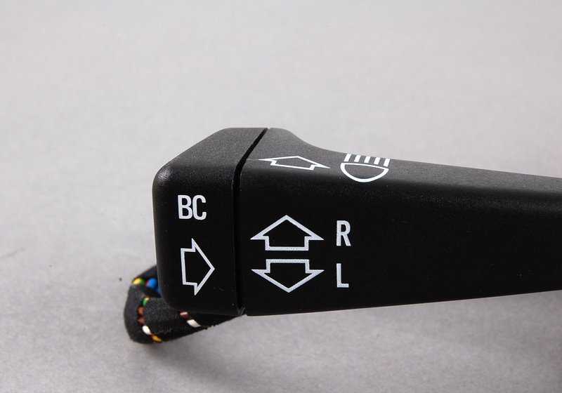 Interruptor luces intermitentes-cortas-largas OEM 61311375190 para BMW E30, E24. Mando original para conmutar intermitentes, luces de cruce y largas. Repuesto original BMW.